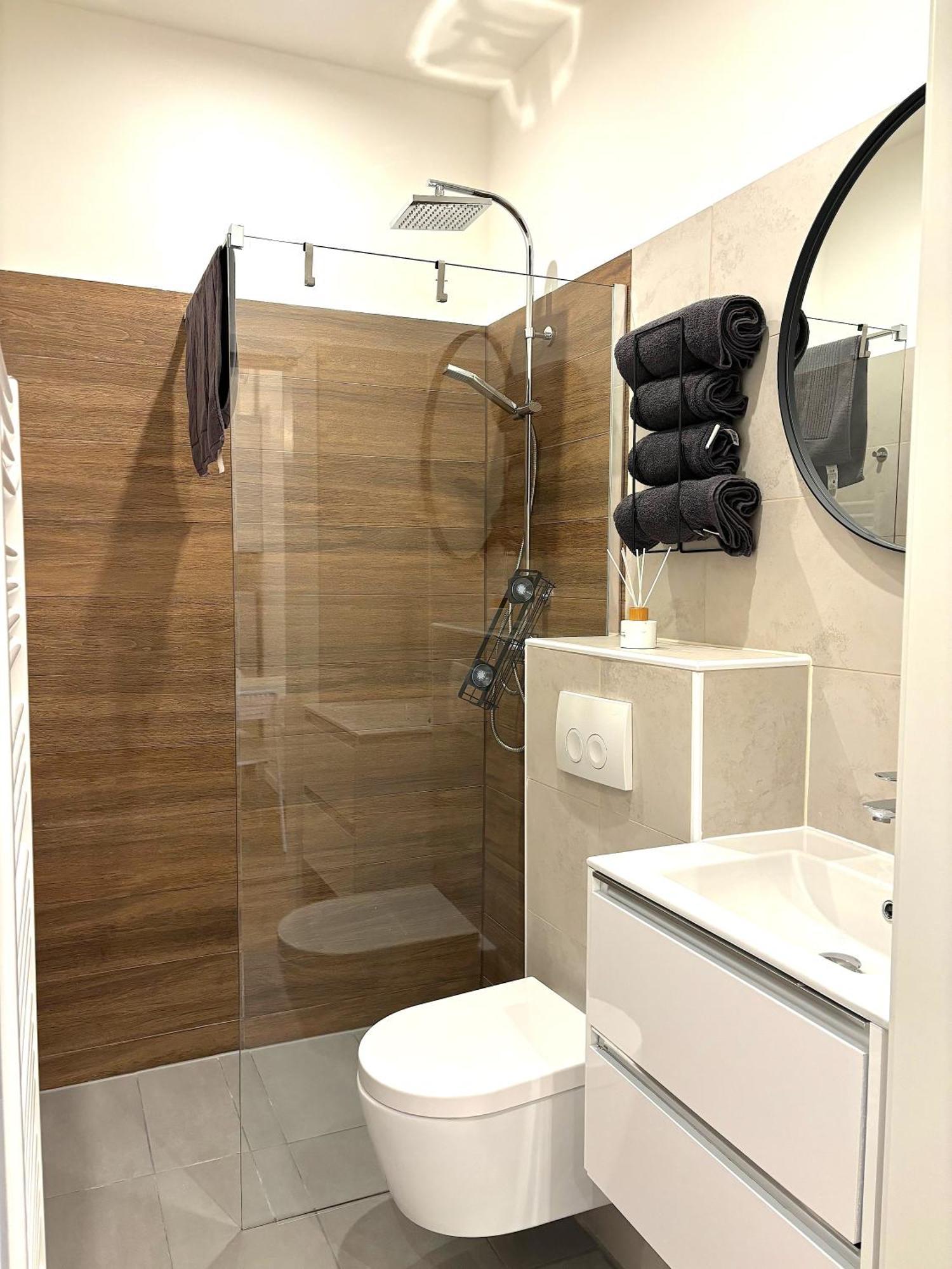 Traumhafte Wohnung Fuer 2, Walk In Dusche, Extra Kueche, Nespresso, Zentral Vienna Esterno foto